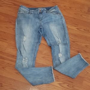 Juniors Red Camel distressed jeans